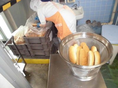 パンを納品して、釜にそのまま入れられるように仕分けているところです。