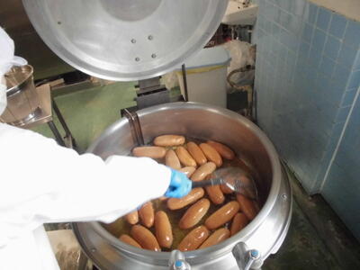 コッペパンを揚げているところです。
