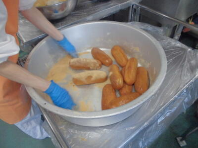 きなこをまぶしています。